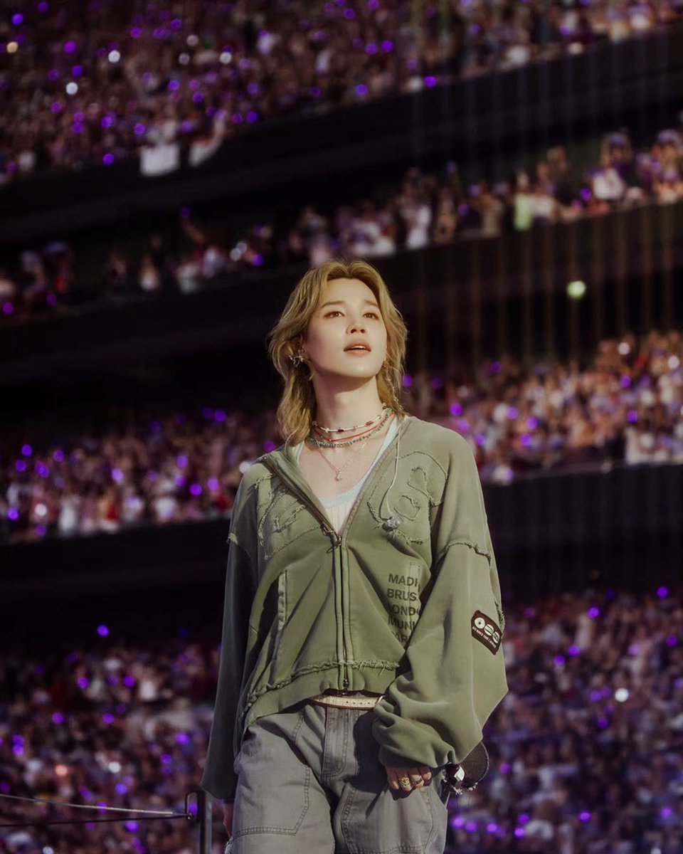 JAMJAMPICS's tweet photo. the stage is where he belongs 🌟 https://t.co/CMpPkGvg9h