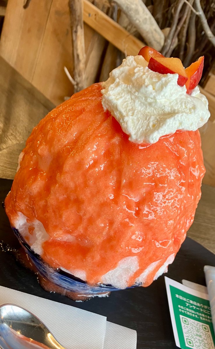 hikutu's tweet photo. おはようございます！(ΦωΦ)

でっかいかき氷！
かみのやま温泉駅前にて、時期限定、週末限定で楽しめます！

シロップが贅沢にかかってて最後まで楽しめる逸品！(ΦωΦ) https://t.co/5aq4rpQn67