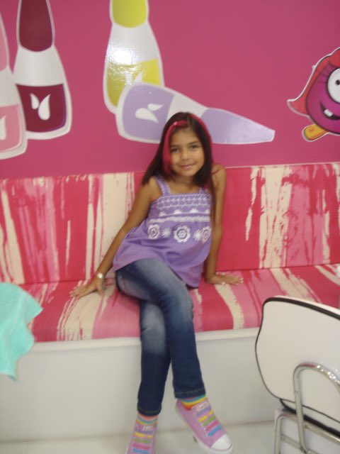 XO_Nath's tweet photo. Fiz mechas rosa (de spray) no meu aniv de 8 anos por causa dela https://t.co/twa9xNwYSd