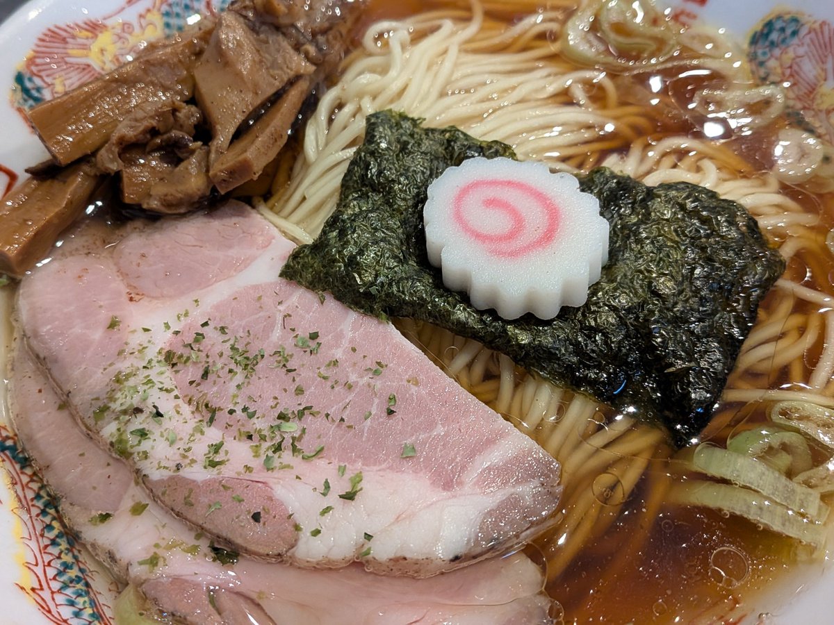takemachelin's tweet photo. ネオ中華「黒黒黒(ミクロ)」とカレーの「くじら」が合体し、「大衆麺酒場 ミクロとくじら」が爆誕。さっそく百名店に選出。
酒を飲み、スパイシーで創作的なツマミを楽しみ、煮干中華ソバで〆て5千円。こういうダウナー系のダルイカンジな酒場は日々の生活に重宝する。
https://t.co/BHuhcVa640 https://t.co/U5UP95inbw