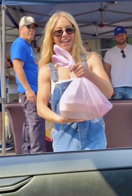 ElRushboNews's tweet photo. GOOD DAY FOR AMERICA.

Sydney Sweeney is a Spokane native. When wildfires tore through her hometown, destroying hundreds of structures and forcing 65,000 people out, she didn't post a statement or schedule a photo op. She flew home and started handing out meals at the Women and Children's Free Restaurant.

No press release. No hashtag. Just showed up.