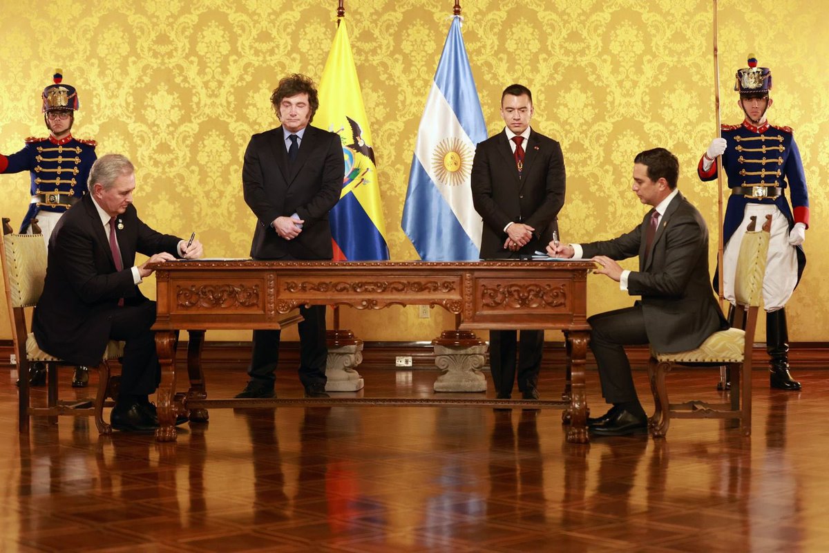 pabloquirno's tweet photo. En el marco de la visita del Presidente @JMilei a Ecuador, hemos suscrito una serie de instrumentos bilaterales con autoridades del gobierno ecuatoriano:

🚗 Acuerdo Comercial en el Sector Automotor: autos, camionetas y autopartes argentinas entrarán a Ecuador con aranceles del 0% y 10%.

✈️ Acuerdo de Servicios Aéreos: más vuelos, más conectividad y mejores condiciones para el turismo y los negocios.

🤝 Memorando de Entendimiento para la creación de un Mecanismo de Consultas en materia de Comercio e Inversiones: un canal permanente para destrabar obstáculos a nuestras empresas y abrir nuevas oportunidades de inversión.

🚨 Tratado de Extradición: extradición moderniza un régimen clave para la cooperación penal.

💻 Acuerdo de Cooperación en Ciberdefensa: intercambio de información e inteligencia para enfrentar juntos las ciberamenazas.

☢️ Acuerdo de Cooperación en los Usos Pacíficos de la Energía Nuclear: para medicina nuclear, radioisótopos y reactores, con garantía de uso exclusivamente pacífico.

🐟 Declaración Binacional para combatir la pesca ilegal, no declarada y no reglamentada: información compartida y trazabilidad para proteger nuestros recursos del mar.

🇦🇷🤝🇪🇨 Argentina y Ecuador, dos países que eligieron el mismo rumbo: libertad, apertura y trabajo conjunto.