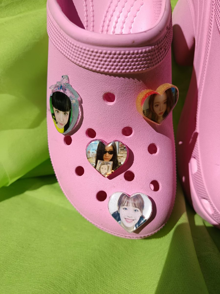 hulahoopestd's tweet photo. É OFICIAL! agora a doutora hula está fazendo cacarecrocs personalizados 🫶🏻 é possível escolher a cor e também a foto 

créditos para @ninacrochezin que me deu essa ideia 💚💚

valores:
coração - 15
morango - 18 
+ o envio 

*todas as peças da hula podem se tornar cacarecrocs https://t.co/iL3E8P4Of5