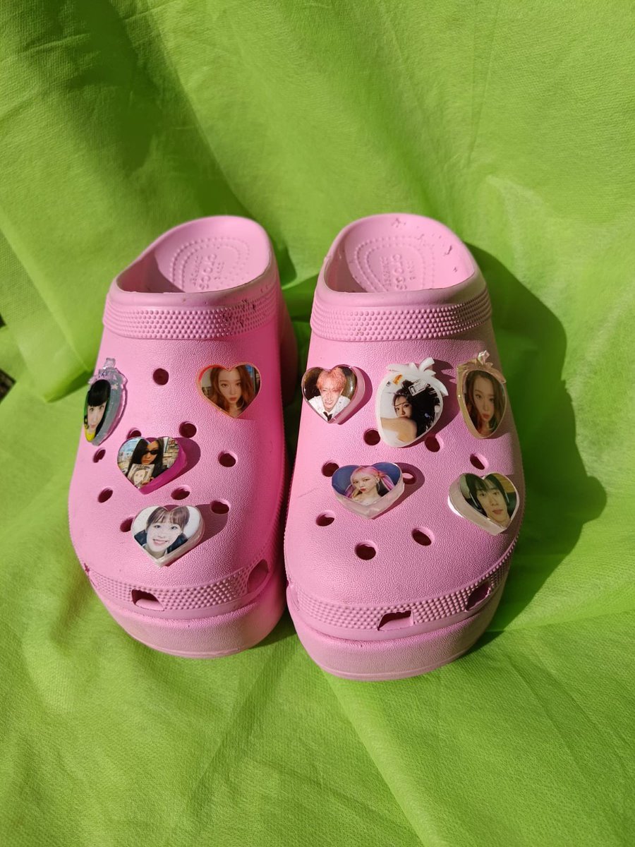 hulahoopestd's tweet photo. É OFICIAL! agora a doutora hula está fazendo cacarecrocs personalizados 🫶🏻 é possível escolher a cor e também a foto 

créditos para @ninacrochezin que me deu essa ideia 💚💚

valores:
coração - 15
morango - 18 
+ o envio 

*todas as peças da hula podem se tornar cacarecrocs https://t.co/iL3E8P4Of5