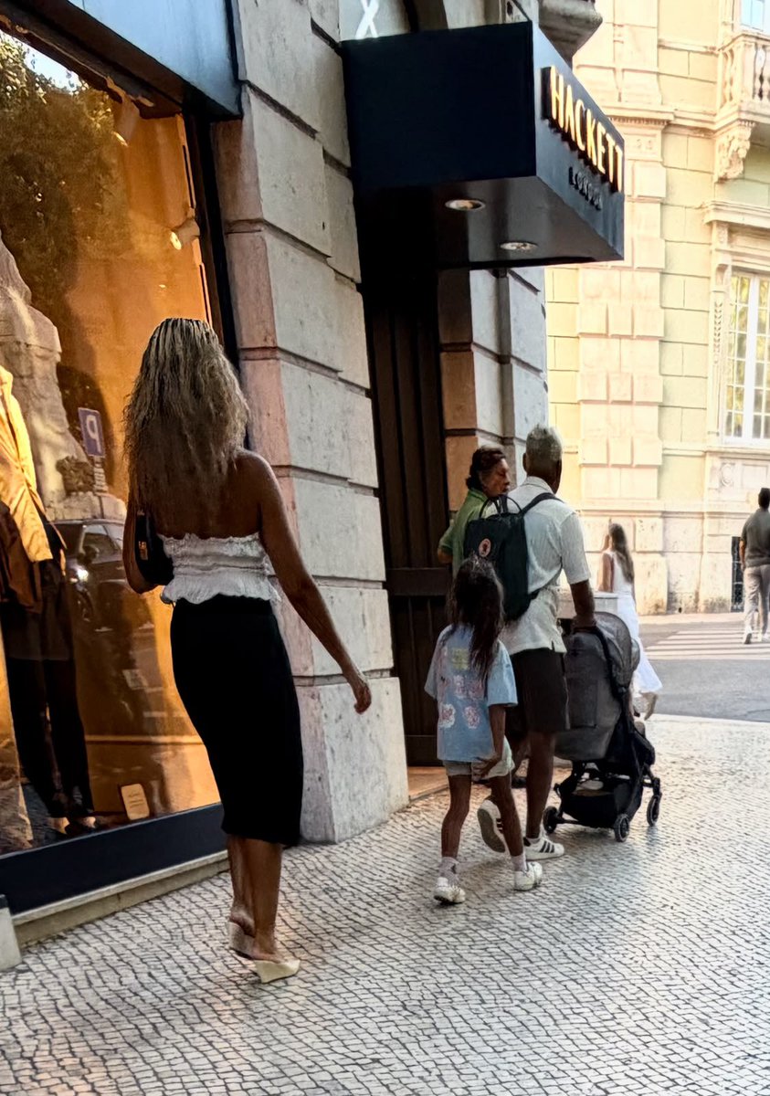 MLopezSanMartin's tweet photo. Captan a @NGomezUrrutiaMX paseando por Lisboa 

Se le olvidó la austeridad republicana al líder sindical y ex legislador de Morena 

Se sabe protegido, pues sigue sin dar cuentas por el fideicomiso de 55 millones

Propiedad de los trabajadores de Cananea

📹@JLozanoA https://t.co/lcnWjGZ10h