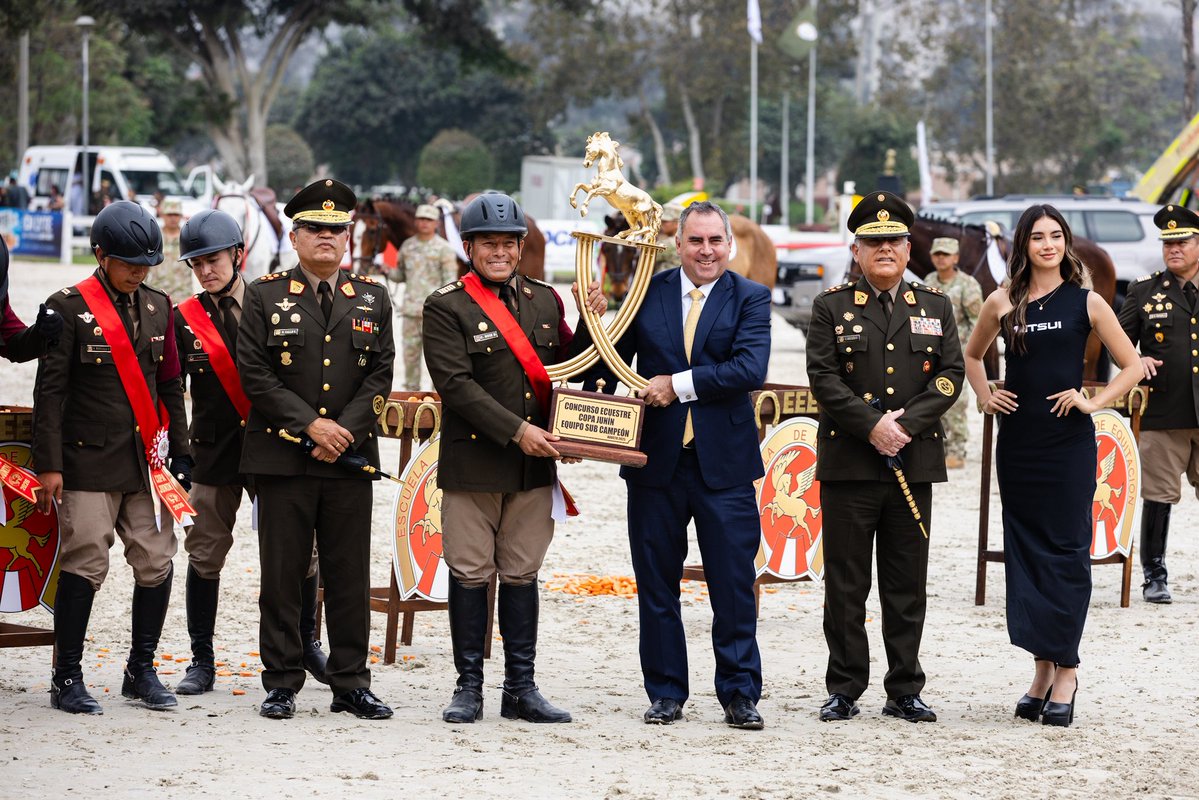 MindefPeru's tweet photo. 🐎🇵🇪 Tradición y legado que mantienen viva la historia de Junín.

El ministro de Defensa, Rafael Belaúnde, junto al ministro del Interior, César Astudillo, y autoridades militares, participó en la tradicional Copa Junín, Trofeo Presidenta de la República. https://t.co/Hu3lzb5uCG