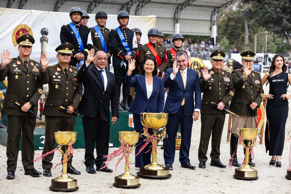MindefPeru's tweet photo. 🐎🇵🇪 Tradición y legado que mantienen viva la historia de Junín.

El ministro de Defensa, Rafael Belaúnde, junto al ministro del Interior, César Astudillo, y autoridades militares, participó en la tradicional Copa Junín, Trofeo Presidenta de la República. https://t.co/Hu3lzb5uCG
