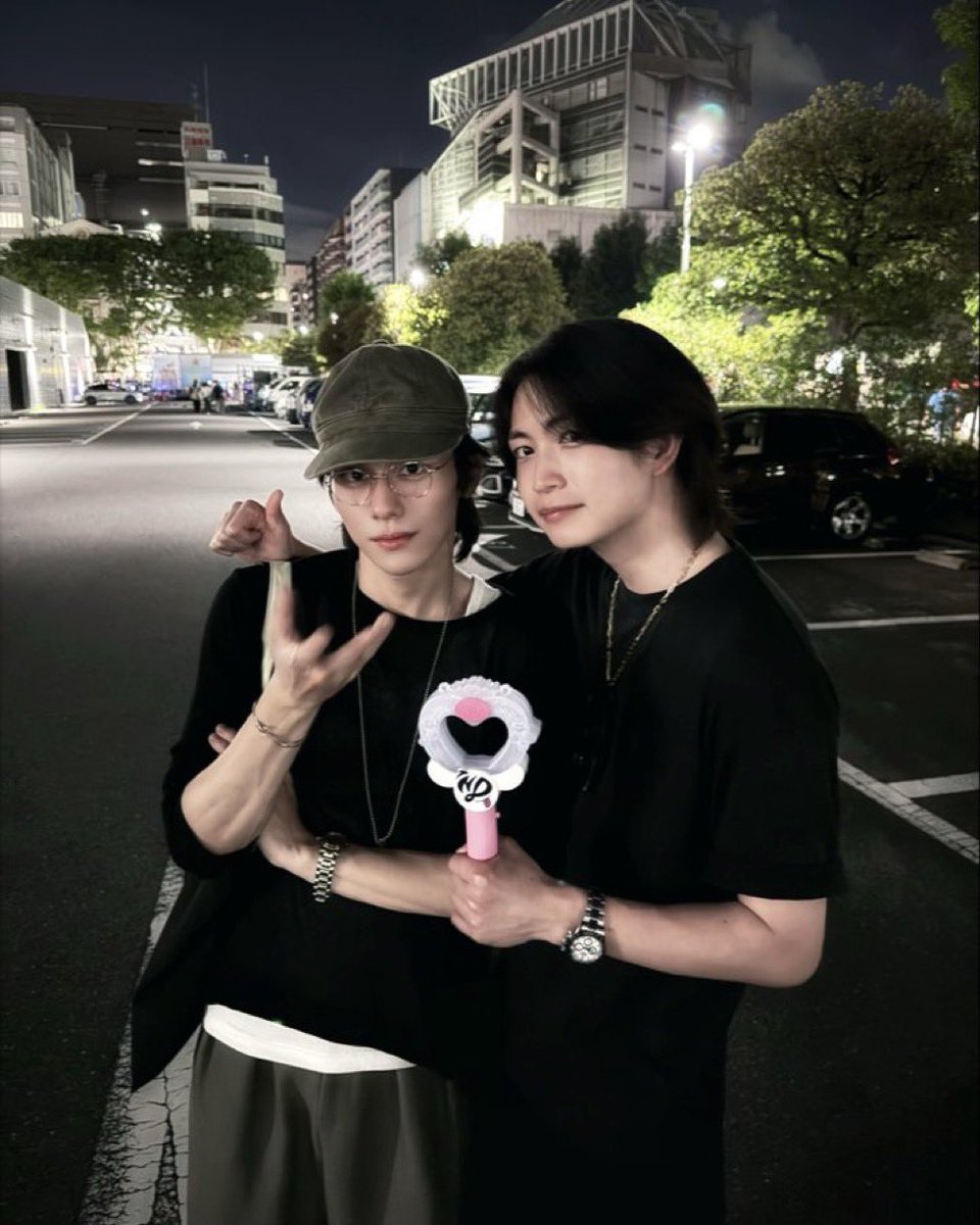 no___limu's tweet photo. ブラックコーデでキメ顔のイケメン2人と魔法使えそうなステッキ（ペンラですね）の対比がとても良きです🪄

こき、いつになってもお兄ちゃんの肩にすっぽり収まってるの尊いね💐

#山下幸輝 #綱啓永 https://t.co/2shkxIFnoO
