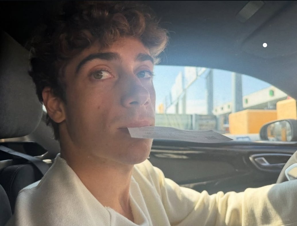 Colapinto_news's tweet photo. Nosotros: Franco debe estar re disfrutando sus vacaciones de millonario 

Franco: *me robaron* https://t.co/CcbzCo4LGE