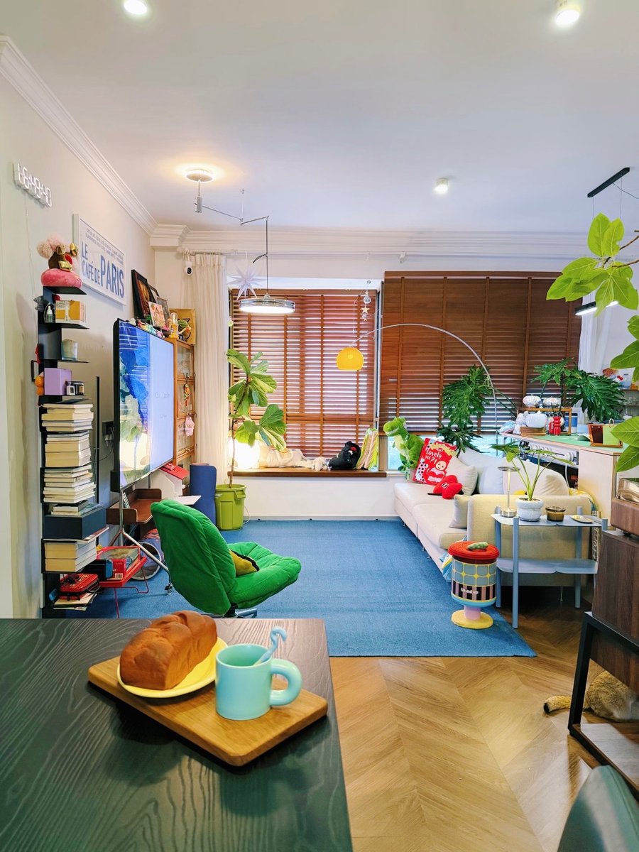 sekarwangikuu's tweet photo. from a basic place to a Bauhaus style home, all with just soft furnishings.

before                                                  after https://t.co/dRD18QMiE9