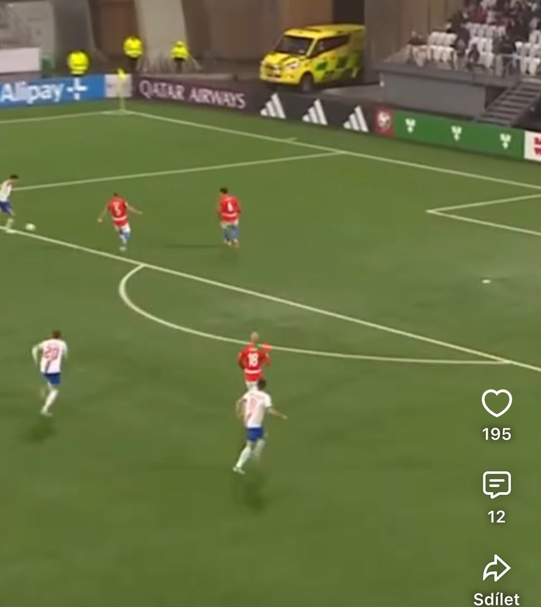 JirVenc's tweet photo. @chruda546 @SportakCZ To, že to v tu chvíli už spoluhráč podělal je vedlejší. V tu chvíli měl udělat všechno pro to, aby se soupeř nedostal do zakončení.

V repre si přece nemůže dovolit “not my job” přístup.

Nebo mohl připustit, že se dostatečně rychle nezorientoval. A ne se chovat jako buran. https://t.co/HOGa2vMoFH