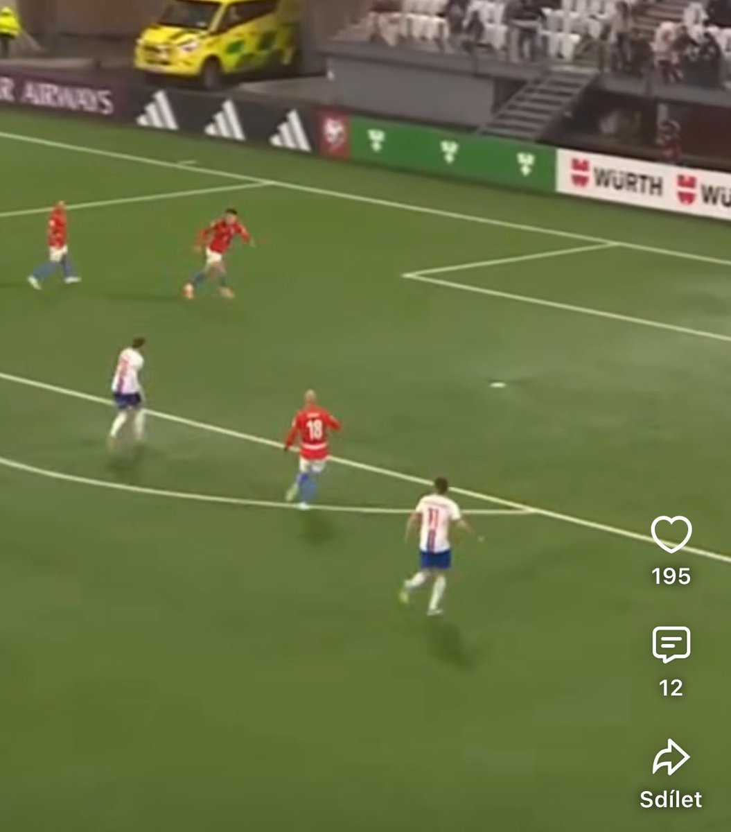 JirVenc's tweet photo. @chruda546 @SportakCZ To, že to v tu chvíli už spoluhráč podělal je vedlejší. V tu chvíli měl udělat všechno pro to, aby se soupeř nedostal do zakončení.

V repre si přece nemůže dovolit “not my job” přístup.

Nebo mohl připustit, že se dostatečně rychle nezorientoval. A ne se chovat jako buran. https://t.co/HOGa2vMoFH