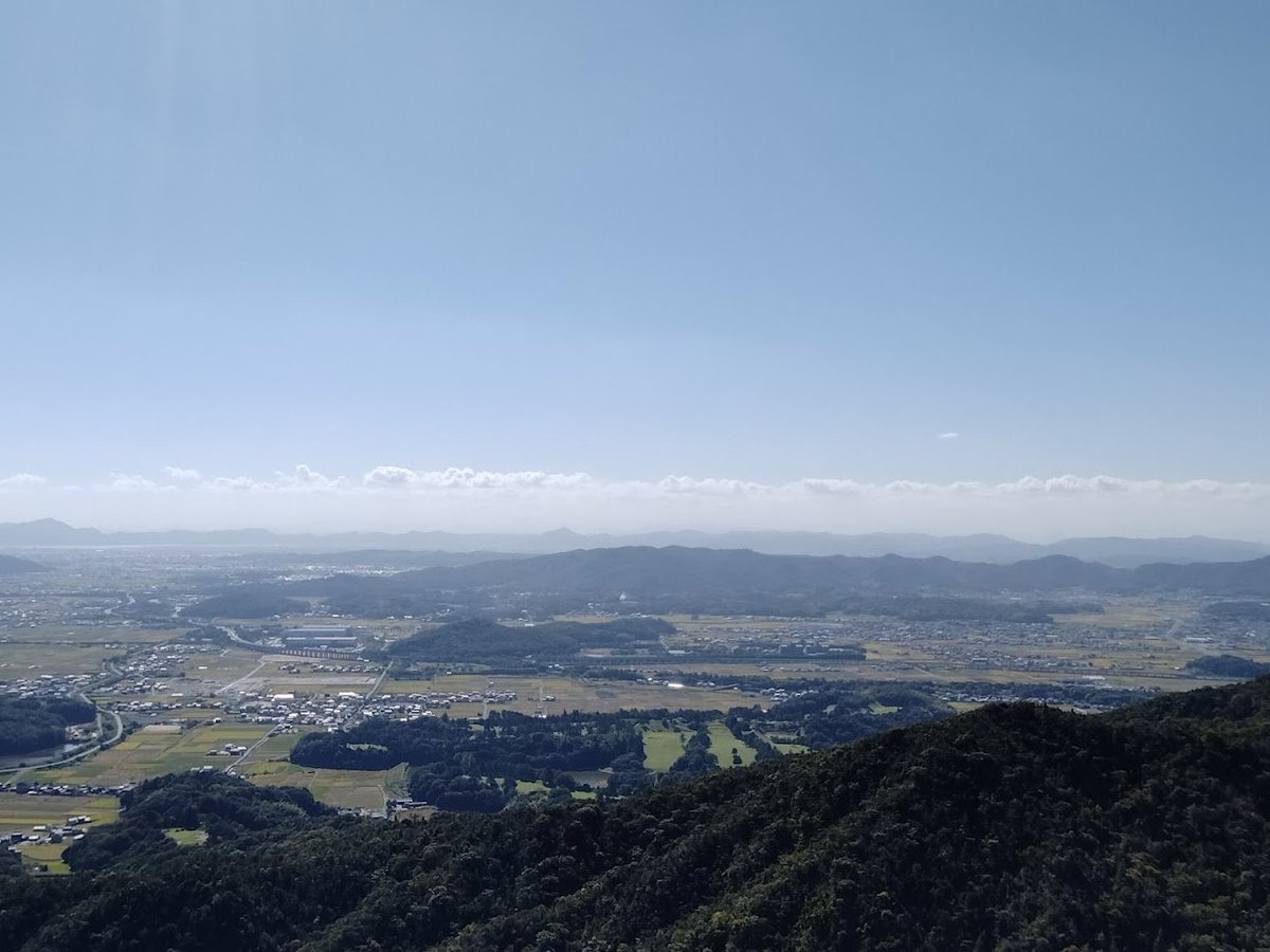 itad60140557's tweet photo. 岡山たびのきろく弐11
鬼ノ城6  南門跡
標高約400ｍ、すり鉢を伏せたような形の鬼城山の8〜9合目にかけて、要所に高石垣を交えつつ強固な土塁が2.8kmにわたって鉢巻状に巡る。城壁で囲まれた城内は約30ha。そんな城壁に沿って歩くので、眺望が素晴らしいっす！復元された南門跡もあるよ！#一人旅 https://t.co/kibchSEp38