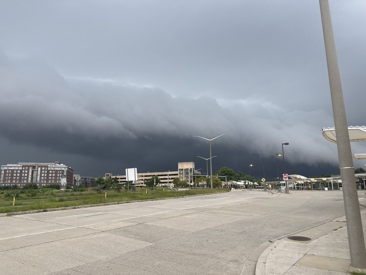 BraydenJweather's tweet photo. Incredible shelf cloud rolling through the DC area- I just captured this from the Vienna metro station off of I-66. A nice treat from Mother Nature after a long drive home from Maine.

@NWS_BaltWash 
@MikeTFox5 https://t.co/t1zYILY1LV