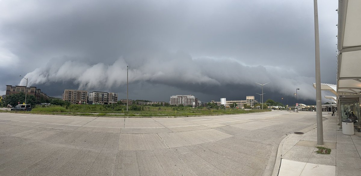 BraydenJweather's tweet photo. Incredible shelf cloud rolling through the DC area- I just captured this from the Vienna metro station off of I-66. A nice treat from Mother Nature after a long drive home from Maine.

@NWS_BaltWash 
@MikeTFox5 https://t.co/t1zYILY1LV