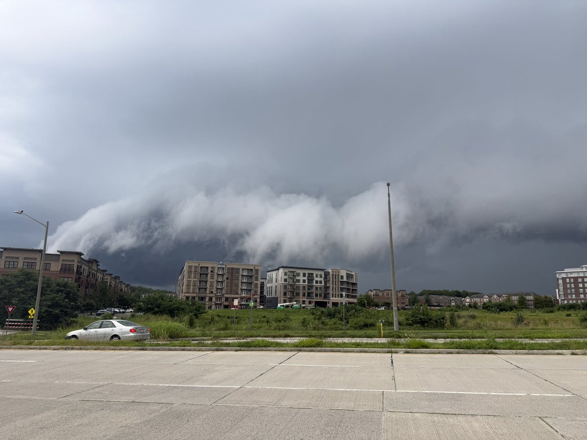 BraydenJweather's tweet photo. Incredible shelf cloud rolling through the DC area- I just captured this from the Vienna metro station off of I-66. A nice treat from Mother Nature after a long drive home from Maine.

@NWS_BaltWash 
@MikeTFox5 https://t.co/t1zYILY1LV