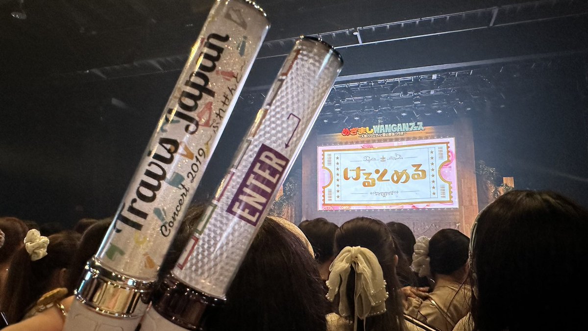 _______4l5's tweet photo. 夏の現場はサマパラに思いを馳せてしまうよね。ぷれぜんとのペンラちょっと休んだらまた使えるようになったよ買った https://t.co/o7qZT9nQ9p
