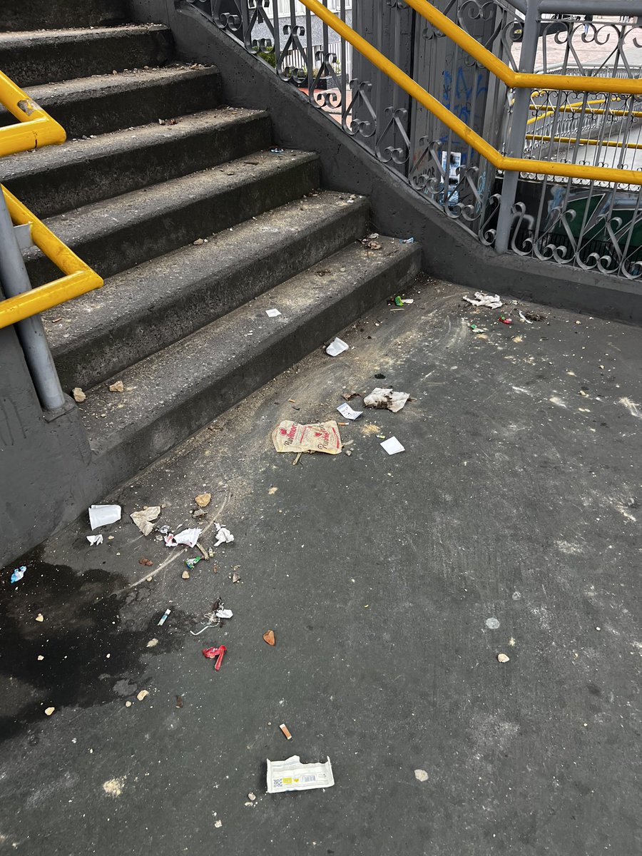 AsheMaatt's tweet photo. El puente de la estación héroes @TransMilenio es siempre un completo asco señor alcalde  @CarlosFGalan. La única forma de q lo limpien es quejándose, y nunca más vuelven a aparecer. A quién le corresponde su limpieza CONTÍNUA? @Bogota @Uaesp @TransMilenio @BogotaLimpiaSAS https://t.co/1on1PmIzVn