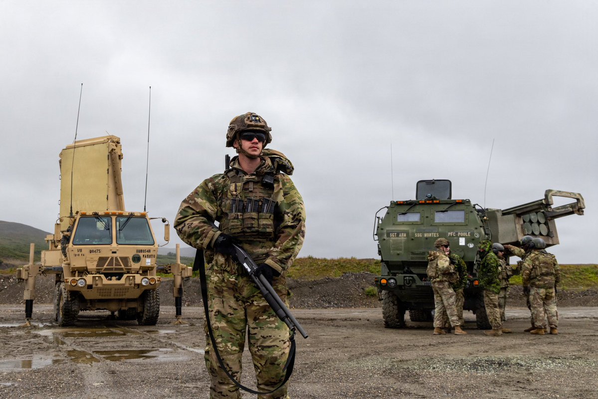 ANRALCOM's tweet photo. HIMARS, F-35 Lightning IIs, F-16 Fighting Falcons, a KC-135 Stratotanker, and @USArmy Soldiers integrated air and land combat capabilities during #OperationTundraMerlin to detect, track and defeat simulated threats against the homeland in the Arctic. https://t.co/0cahgoYUQZ