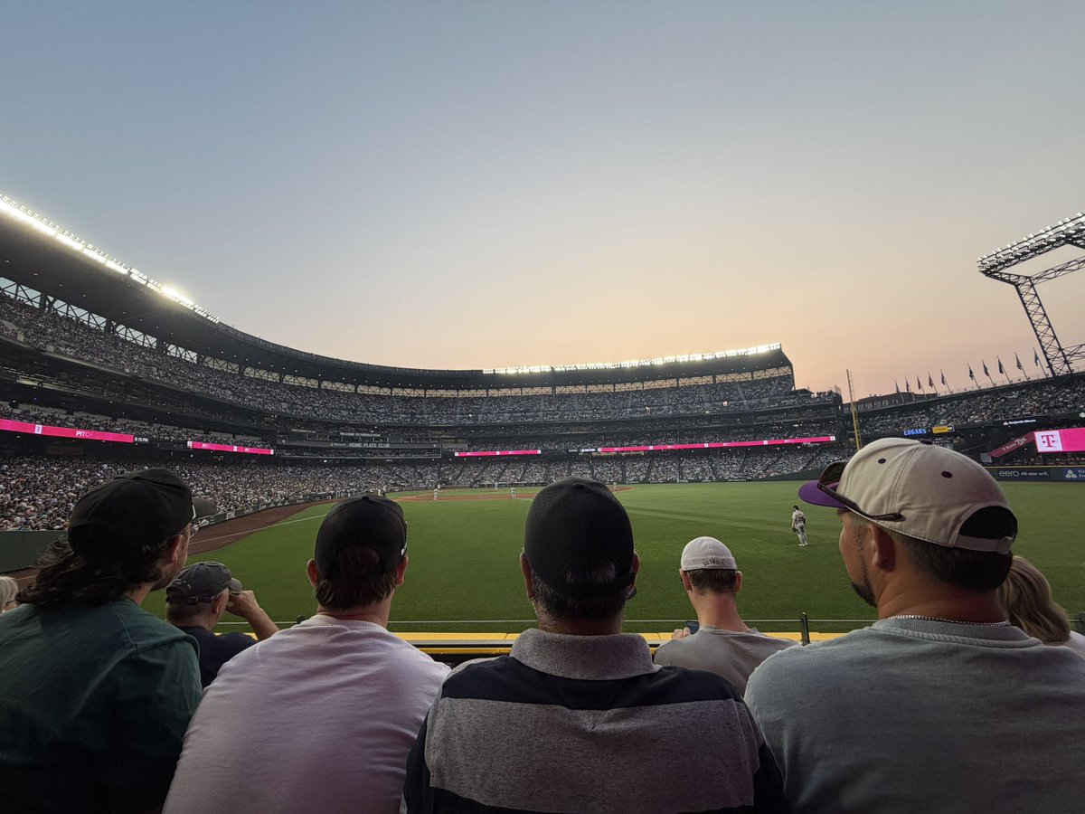 _Robopack's tweet photo. From the #TechMentor booth to the ballpark! ⚾

After an amazing event, the #Robopack crew took in a Mariners game at T-Mobile Park to celebrate a successful week and spend some quality time together.

Great teams build great products, and at Robopack, it all starts with people. https://t.co/I99AuxLzQW