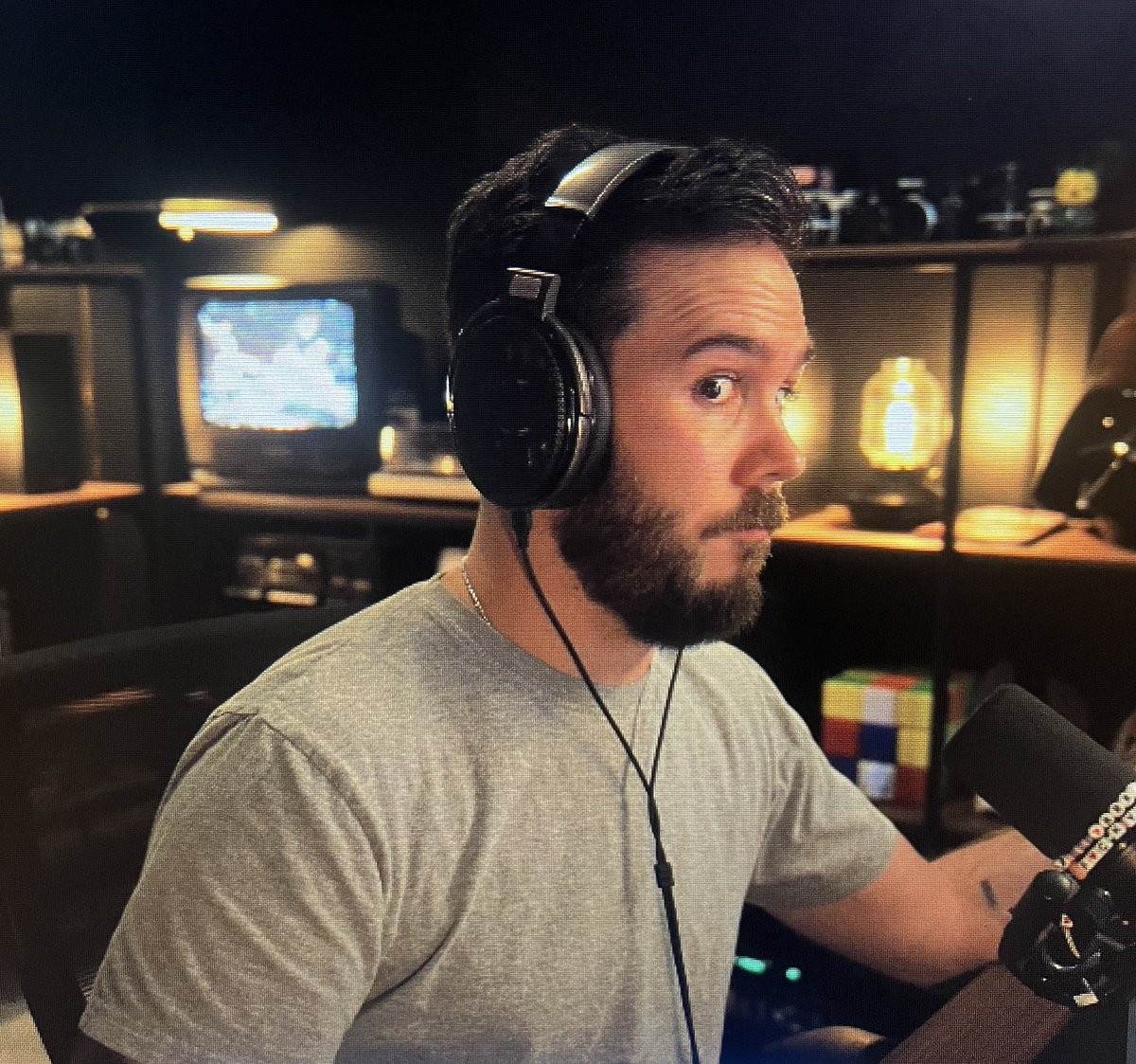 Skrubski's tweet photo. Playing some Lights Out right meow! Come hang out by the irl fire 

https://t.co/5CVPJUJ5Bi https://t.co/mgTgx9JxPe