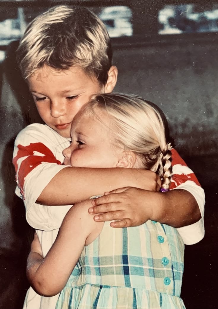 LunaYldz's tweet photo. Dia da minha pessoa favorita e que sempre vai ser! Não vivo sem ele e nem nunca penso viver porque sei que não conseguiria seguir sem ele ao meu lado e ele próprio sabe disso, não o troco por nada desde mundo e o meu amor por ele é infinito, és chatinho mas eu amo-te maninho ❤️ https://t.co/vuebKwDP5J