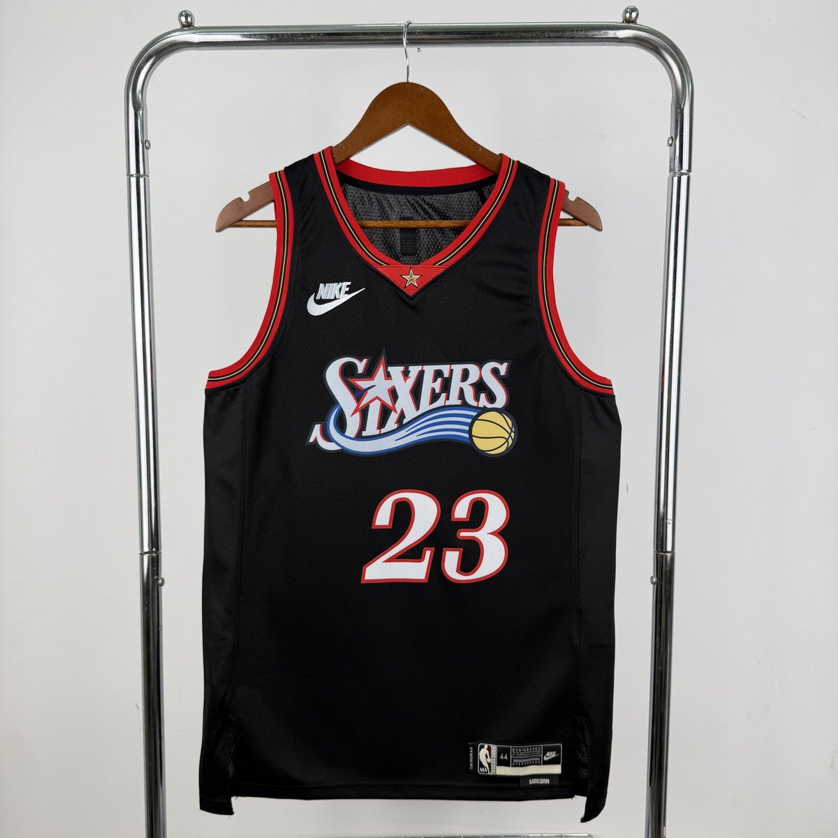 BrasilAD's tweet photo. 🚨 SORTEIO @BrasilAD E @sharkoutstore!!!!!!

NÓS VAMOS SORTEAR *QUALQUER* JERSEY DO SITE!!!!!!!! ISSO MESMO, O VENCEDOR VAI PODER ESCOLHER QUALQUER CAMISA DA NBA!!!!!

Regras:
- SEGUIR @BrasilAD E @sharkoutstore 
- DAR LIKE E RT NESSE POST
- MARCAR ALGUÉM NESSE POST

BOA SORTE! https://t.co/0lcLerMJuv
