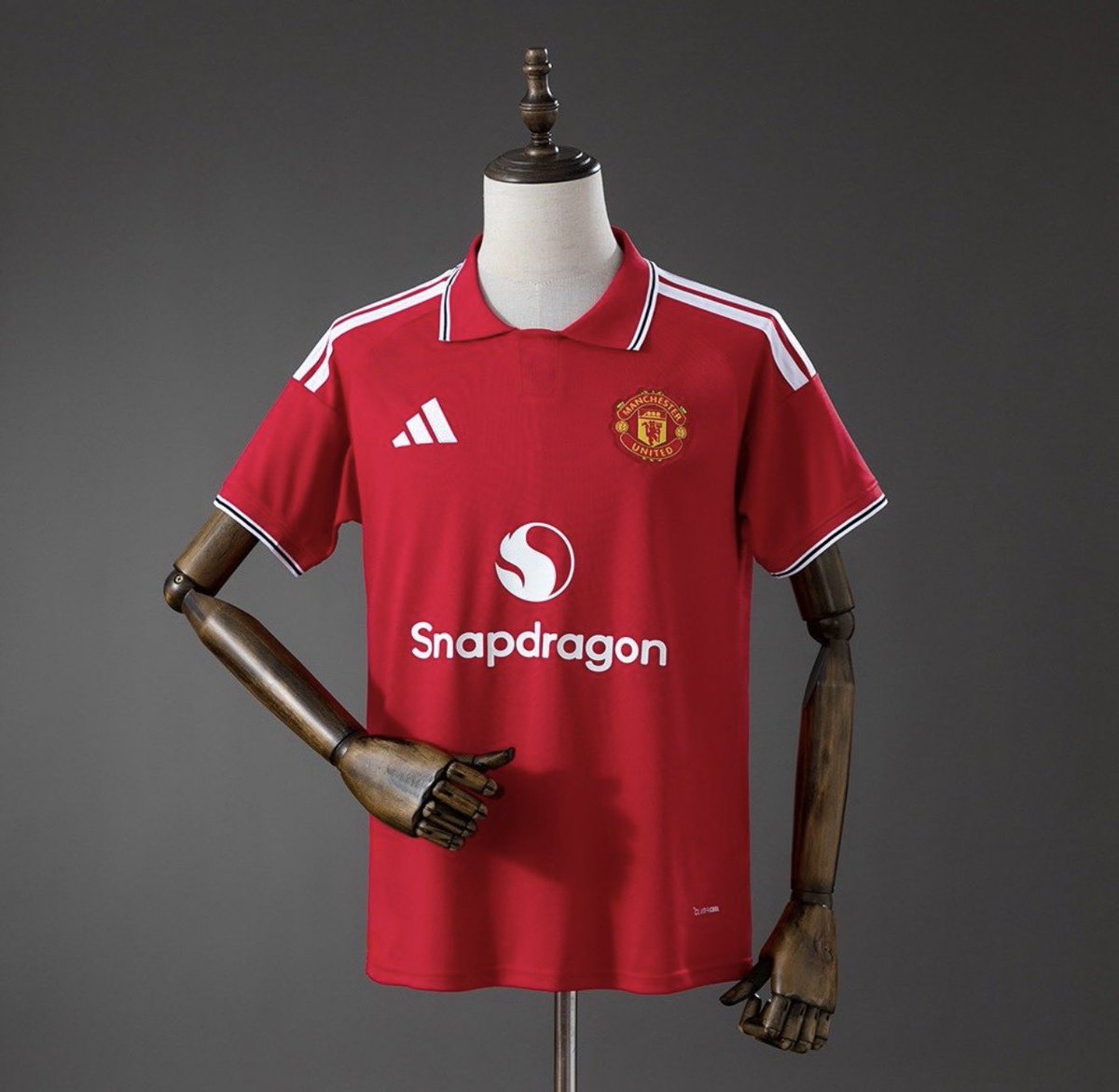Utdtruthful's tweet photo. 🚨 𝐂𝐎𝐍𝐅𝐈𝐑𝐌𝐄𝐃! Manchester United will be BACK in their home kit against Paris-Saint Germain tomorrow. ❤️👕 https://t.co/jwn6e8s0QM