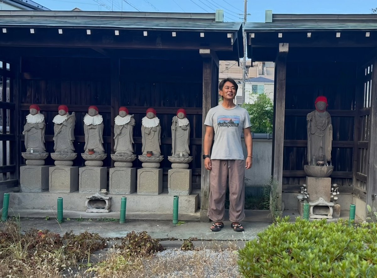 rikibodei's tweet photo. 今朝は、汗びっしょりのラジオ体操でした。

体操が始まる前に市民相談をいただき、
帰り道に現場を確認させていただきました。

写真の向こう側は墓地「松葉堂」。
私の祖父・岡田政亀が眠っています。
昔は祠があり、尼僧さんが
いらっしゃったと聞いています。

その後は三蔵院へ。
昨日も広島原爆の日の黙祷に伺いました。

子どもの頃から見守ってくださっている
お地蔵さんの一人に、私も加えて
いただきました(^^)

この三蔵院には、曽祖父・岡田鶴太郎も
眠っています。

鶴太郎は、昭和20年の空襲で
命を奪われました。

空を見上げると、暑い夏の青空に白い雲。

終戦の日、玉音放送が流れた昼も、
こんな暑い日だったと…

水戸でラジオを聴いた少年時代の父と、
下蕨でラジオを聴いた少女時代の母の、
二人から何度も聞かされました。

戦争は、歴史の教科書の中だけの
出来事ではありません。

私の家族にも、その記憶が刻まれて
私の心にも刻まれています。

平和とは、思想や概念だけではなく、
日々の暮らしの中で命を尊び、
人を思い、静かに手を合わせること。

私は、平和とは祈りではないかと…

#ラジオ体操
#市民相談
#戦争の記憶
#平和への祈り
#玉音放送
#敗戦
#蕨市議会議員
#小林リキ