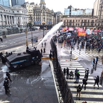 GabrielCastroOK's tweet photo. Sacan los medicamentos oncológicos.
Cagan de hambre a los viejos.
Te hacen negociar a la baja tu sueldo.
Regalan la soberanía del país.
Te cagan a palos si te manifestas en paz.

Qué falta para que la gente entienda que vinieron a destruir al país y su pueblo? https://t.co/467RYWWABq