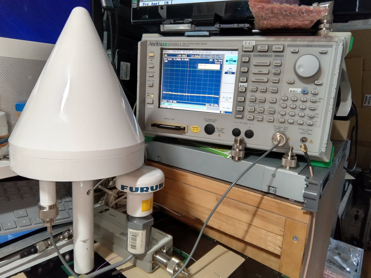 IchikawaYukko's tweet photo. 👩🏻‍✈️📡🛰️基地局用のクソデカ キノコアンテナを手に入れたので試食中っっっっっ！

想像の5倍くらいデカくて笑ったｗ 手のひらサイズのFURUNO製 #GPS アンテナとは違って、すんげーデカいｗ https://t.co/pcJ8tftwf1
