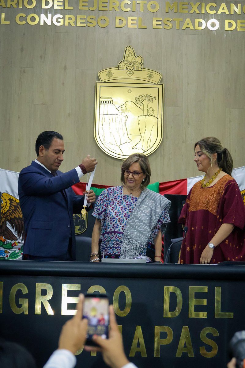 veronicacamino's tweet photo. Felicito a mi querida amiga y compañera Senadora @MaluMicher, por recibir la Medalla #RosarioCastellanos🏅, la máxima distinción que otorga el H. Congreso del Estado de Chiapas, de manos del Gobernador @ramirezlalo_ 👏🏻💜

Es un justo y merecido reconocimiento a tu incansable lucha por el acceso a la justicia, la defensa de los derechos humanos de las mujeres y las niñas, y la justicia social en México 🇲🇽 

Tu trabajo ha sido clave para impulsar las reformas que fortalecen la igualdad, combaten la discriminación y las violencias, y amplían la participación política de las mujeres.

Es un privilegio coincidir contigo desde el @senadomexicano, aprender de tu experiencia y seguir sumando esfuerzos por la transformación de México.  ¡Enhorabuena! 🙌🏻

Fue un gusto acompañarte en esta entrega en representación de la Presidenta de la Mesa Directiva del Senado, @LauraI_Castillo.

Agradezco la invitación de la Presidenta del H. Congreso de Chiapas, Alejandra Mendoza.