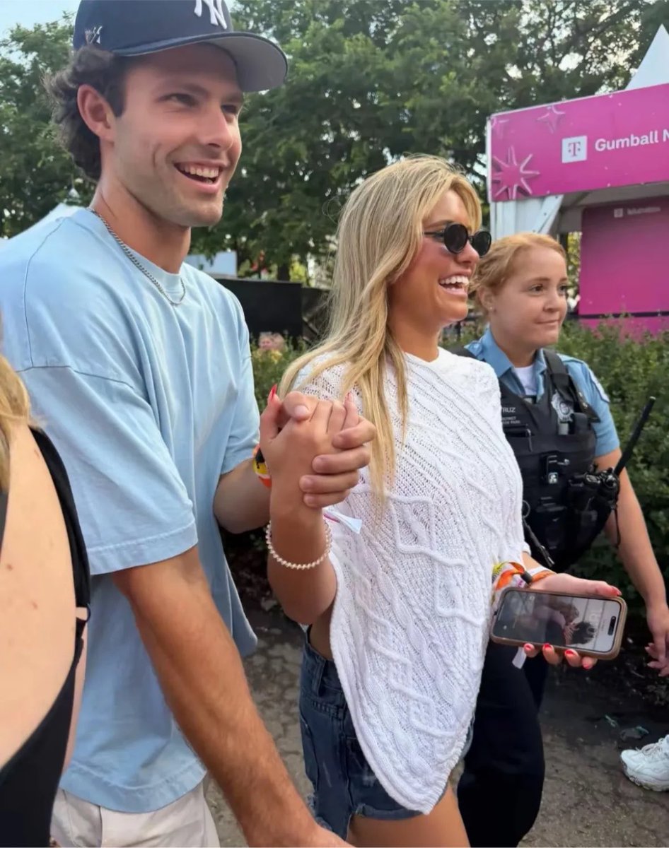 filled_popcorn's tweet photo. kenzie really just came on love island to find her man, probably why she was bent on exploring till the end. her wallpaper, also the bf strong handhold grasp so he doesn’t lose her in the crowd, aww😭 https://t.co/rsC0gmLTXy