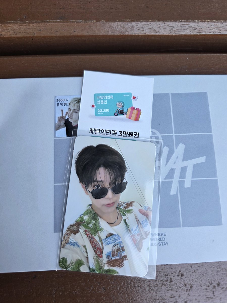 gabyddya's tweet photo. 260807 뮤직뱅크 사녹 후기 #승민 

승민이 오늘 흰색 반팔에 흰색 조끼, 하얀색 바지에  두 줄 그어져 있었고 주황색 밴드 같은 거 끼워져 있고 머리는 덮머 !! 요크땨테리어 그자체여서 너모너모 귀여웠음 https://t.co/udhk22VHO1