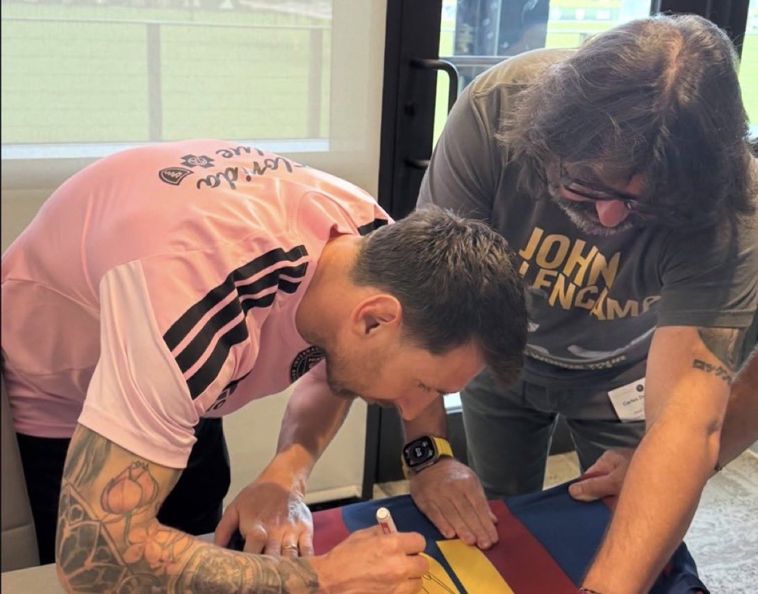 CrewsMat10's tweet photo. Lionel Messi signing a Barça shirt. He still has us in his heart. 🥹💙❤️
No matter where he goes, Barça https://t.co/0XS1NMp4ZZ
