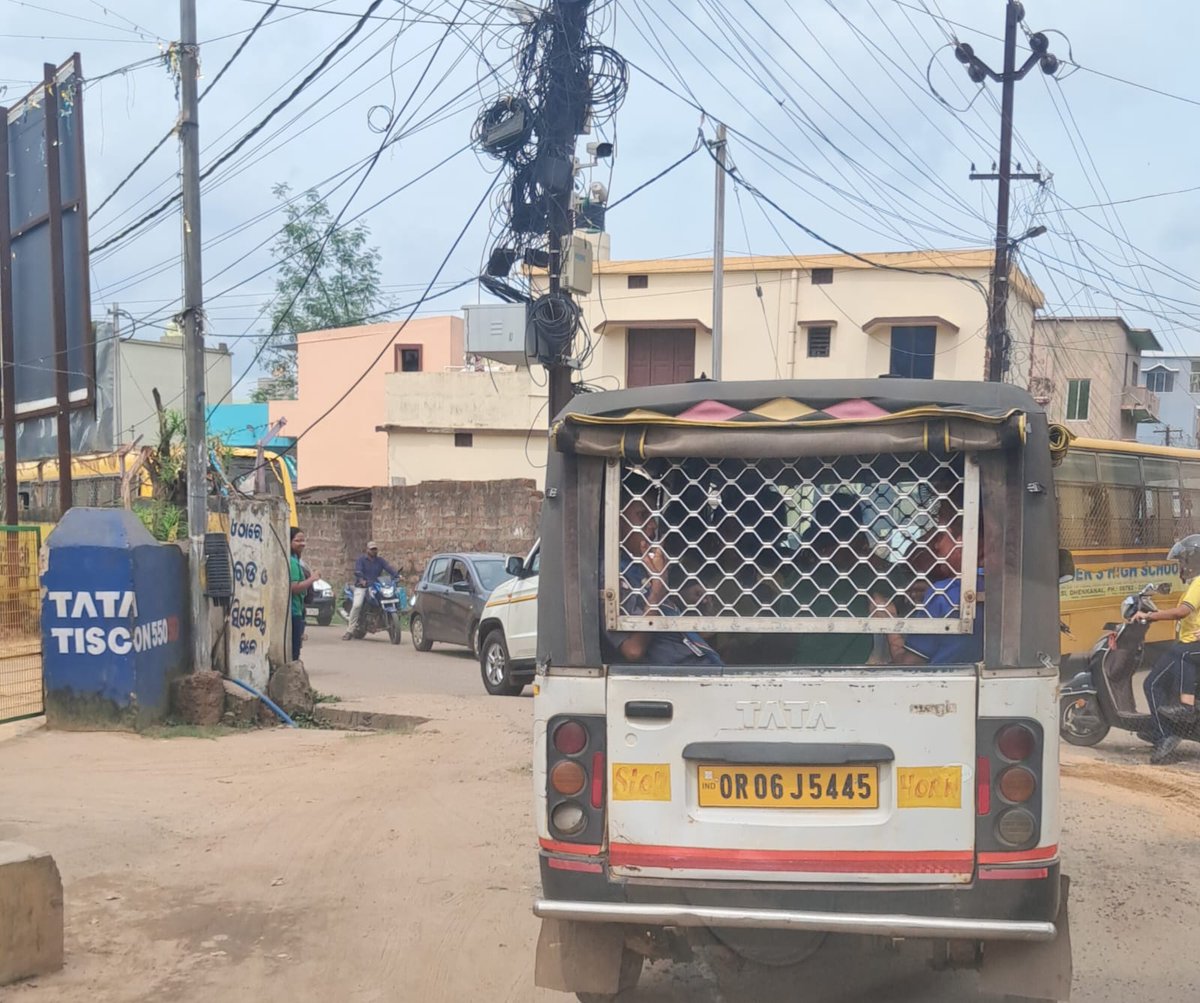 sarata101's tweet photo. @STAOdisha Carrying school children in vehicles without a valid Insurance  and Fitness Certificate puts their safety at serious risk. I urge @RTODHENKANAL to take immediate action against such vehicles operating illegally in your city.
#ChildSafety #RoadSafety #Dhenkana https://t.co/OLxqKdlBLS