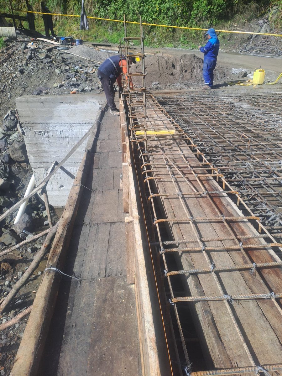 NuevoTiempoCue's tweet photo. 🚫#ATENCIÓN | Más de 7 mil habitantes de #Molleturo se beneficiarán con la construcción del puente sobre el río Sadracay.

La Prefectura del Azuay avanza con la ampliación a dos carriles del puente sobre el río Sadracay, en la parroquia Molleturo, cantón Cuenca, obra estratégica que registra un 95% de ejecución y que fortalecerá la seguridad vial y la conectividad en la zona costanera de la provincia.

El proyecto se ejecuta en coordinación con el GAD Parroquial de Molleturo, con una inversión de 121.795,09 dólares, como parte del compromiso institucional de mejorar la infraestructura vial y brindar condiciones seguras para quienes transitan diariamente por este importante corredor. La ampliación del puente beneficiará directamente a más de 7.166 habitantes.

La intervención contempla la ampliación de un puente tipo losa de 11 metros de longitud. La estructura contará con una calzada de dos carriles y dos veredas laterales. Actualmente, el puente dispone de un solo carril de circulación, lo que genera dificultades para el paso de vehículos pesados y obliga a realizar maniobras que incrementan el riesgo de accidentes.

Con esta obra se optimizarán las condiciones geométricas de la infraestructura, permitiendo una circulación más segura y eficiente tanto para vehículos livianos como pesados que utilizan la vía Granda Centeno.

📍Esta carretera es estratégica para la movilidad provincial, ya que constituye una ruta alterna de conexión entre Cuenca y Guayaquil cuando se presentan cierres o emergencias en la vía Cuenca – Molleturo – El Empalme.
#Azuay #vías #puentes