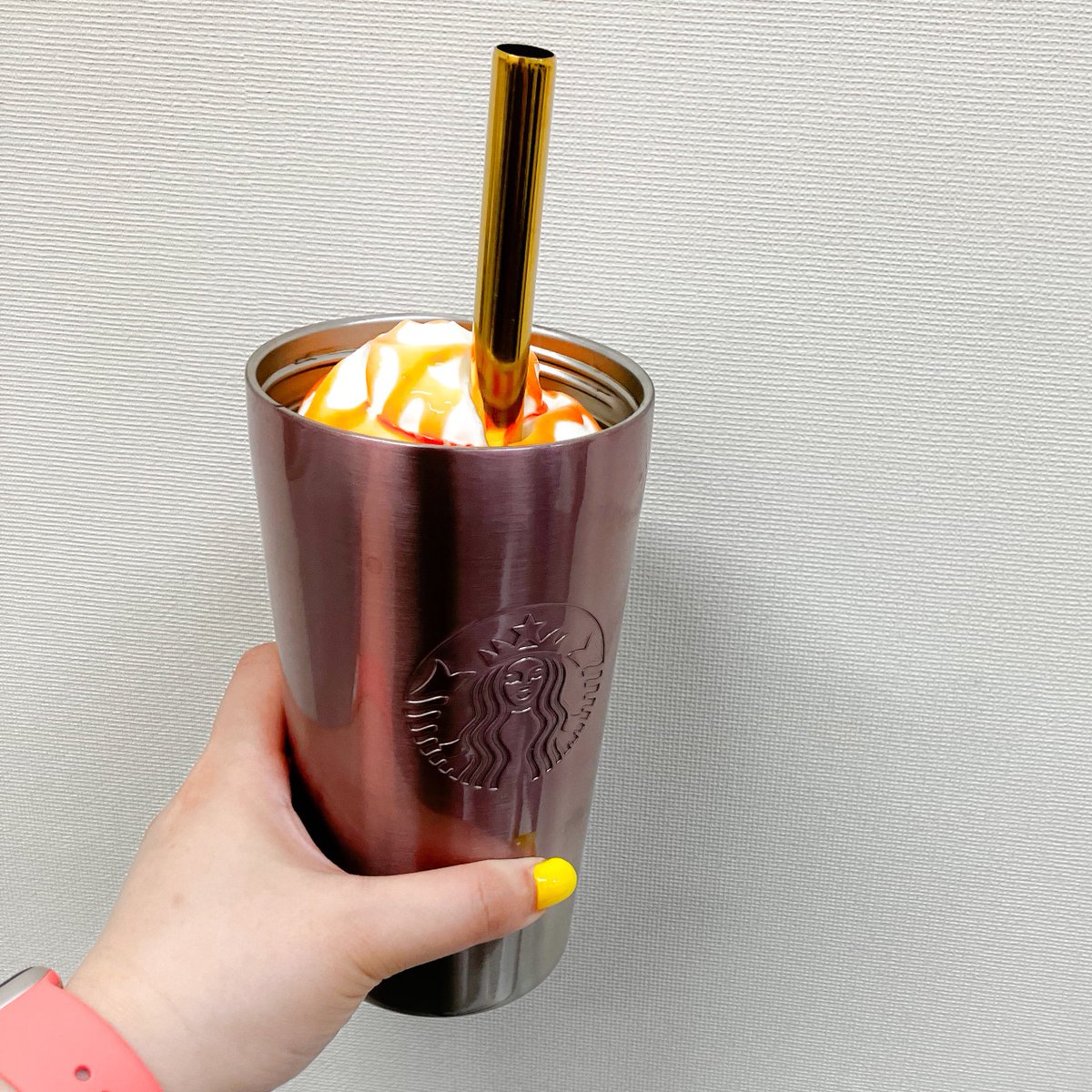 godqnbad's tweet photo. 1000円チケット持ってたので、中身見えないけどオレンジのフラペチーノ🍊
シトラス果肉3杯追加して全部ブレンド！ホイップもりもり♡ https://t.co/2O0dtvRSWc