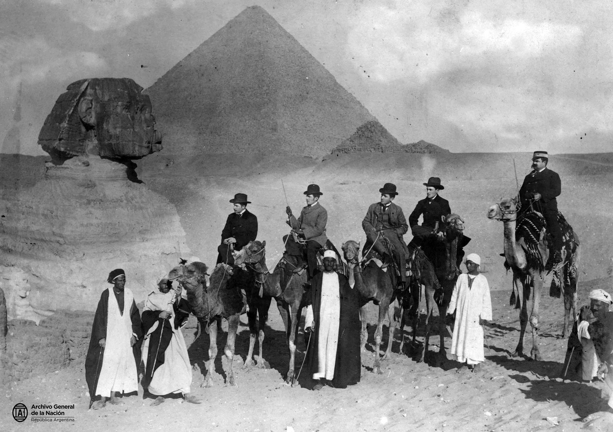 Seleuco_'s tweet photo. Oficiales y guardiamarinas de la fragata Sarmiento en Egipto, Japón y Rusia. Principios del siglo XX https://t.co/fSiUIBk71I