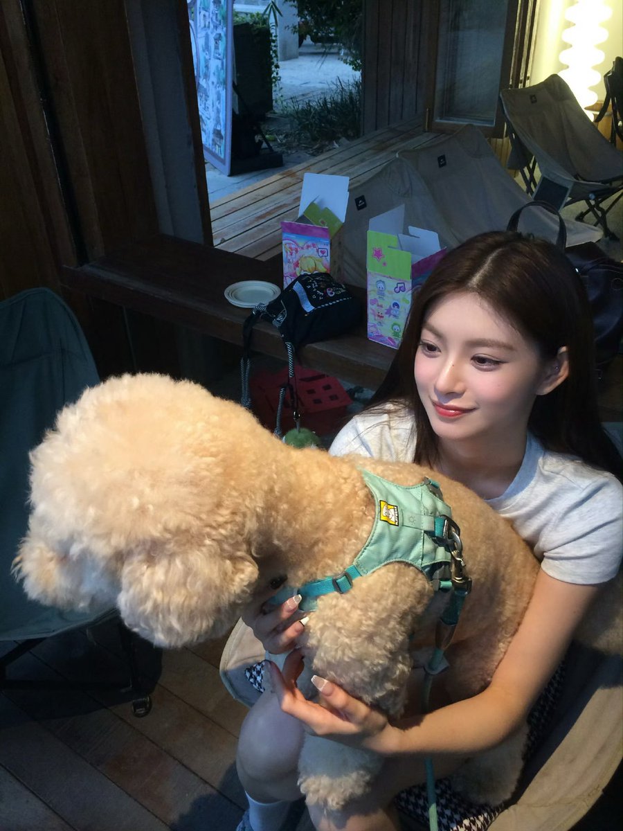 yirenwa's tweet photo. @mawbelz Menikmati angin sore yang sejuk di sekitar area taman yang asri ini. Langkah kaki terhenti sejenak cuma buat mengabadikan momen bareng anjing poodle kesayangan yang super menggemaskan dengan tali kekangnya yang berwarna hijau toska https://t.co/XlRvNOKYBQ
