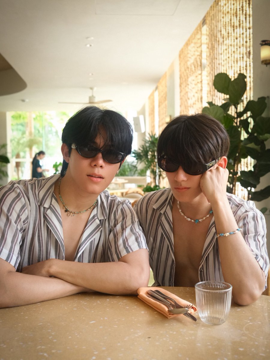 yukiyuki_dj's tweet photo. ノリノリですごく楽しそうなおむふぁと、クールな上に胸元が危険な⚠️🫣おむふぁ💙🧡
#BazaarEscapexOhmFirst
#OhmSarit #First_Chalongrat
#OhmFirst
IG Post:first_fh https://t.co/9I3yuw5rsQ