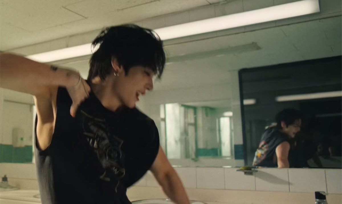 _bell98bigcat_'s tweet photo. 横顔は美しすぎるし、鏡に映る表情は可愛いし、鏡の奥までリノさんがいっぱい並んでる神シーン https://t.co/3H1bs6Z9Gr