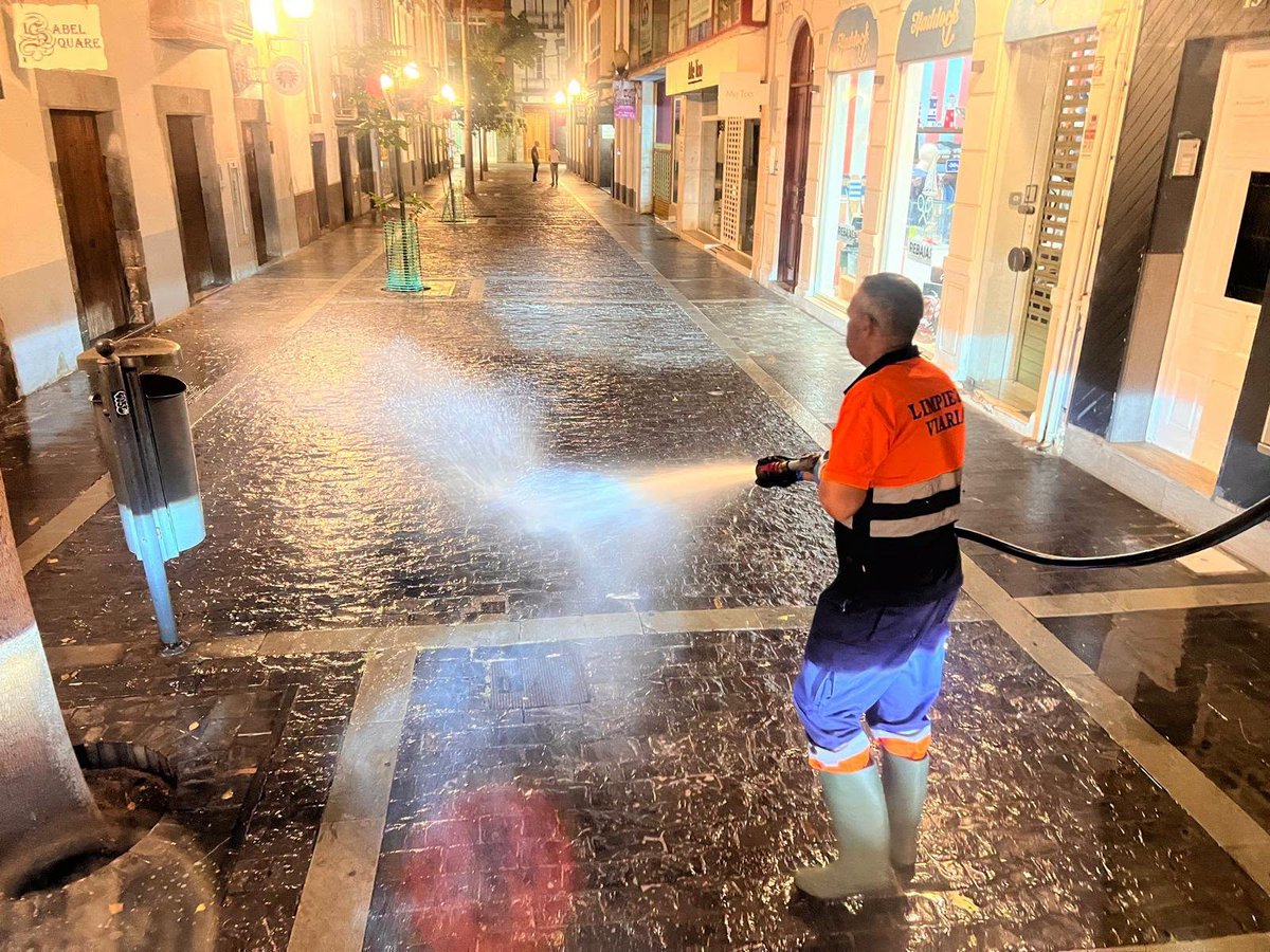 LimpiezaLPGC's tweet photo. BALDEO
Trabajos  de #baldeo (manual y mecanizado) y limpieza con máquina #hidrolimpiadora (aceras y espacios ocupados por contenedores) en Triana. https://t.co/NQGfOKCwUU