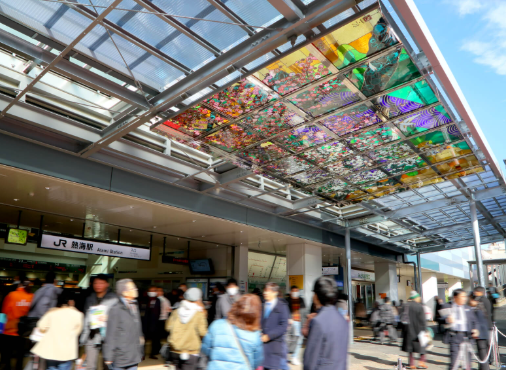 JPTCAart's tweet photo. 今日は8月7日（はな）にちなんでJR東日本 熱海駅前広場にあるステンドグラス「花の郷（さと）」を紹介します。作家の平松先生は「熱海の大自然の恵みの中で生命（いのち）ある全てに花が咲く」とコメントしています🌸訪れた際には是非見上げてみてください☺
https://t.co/YM07KUwp6j https://t.co/vb6R2BauqL