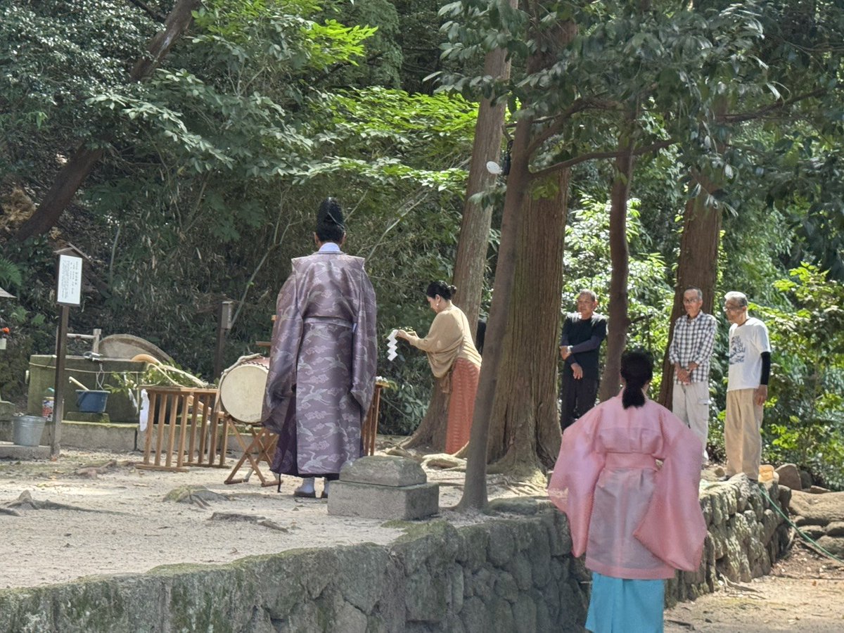mo_nonobe's tweet photo. 年に一度の大清浄・水神様が守る井戸のお祭り、⁡⁡眞名井神社祭・御饌井清式。⁡
⁡お祭りで水神様へ感謝を捧げた後⁡、⁡氏子さんが井戸の中に入り内部の清掃をしてくださいました。⁡
上から見るとかなり深く見える神井戸。⁡
⁡毎年大変な作業をご奉仕いただく氏子さん達にも感謝です！⁡ https://t.co/LgN1iIGzQ9