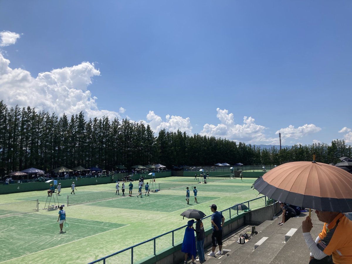 touhokust's tweet photo. 男女ともに予選を勝ち抜いた強豪8校による、決勝トーナメントが始まりました！

ここからは全国大会出場、そして東北王座をかけた究極の真剣勝負です。ベンチも応援席も一体となった熱い声援がコートに響き渡っています！

選手の皆さん、これまでの練習の成果をすべてぶつけて頑張ってください！ https://t.co/pfGSFUOce9