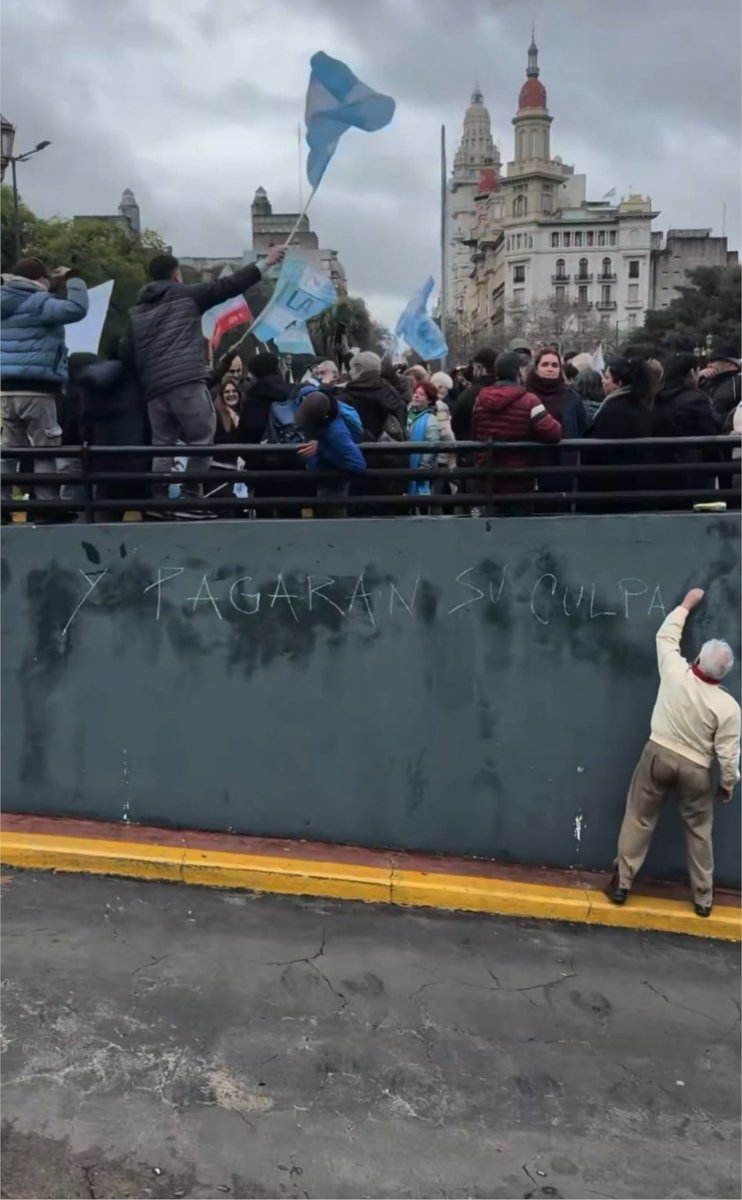 Silsaynomore's tweet photo. Esto me ROMPIÓ. 🥹 ❤️‍🩹 
Un abuelo con tan solo una tiza dejando un mensaje:

" Y PAGARÁN SIN CULPA LOS TRAIDORES!!!" 🇦🇷 

/Marcha al congreso 6 agosto 2026 https://t.co/IXQpKUgjOM