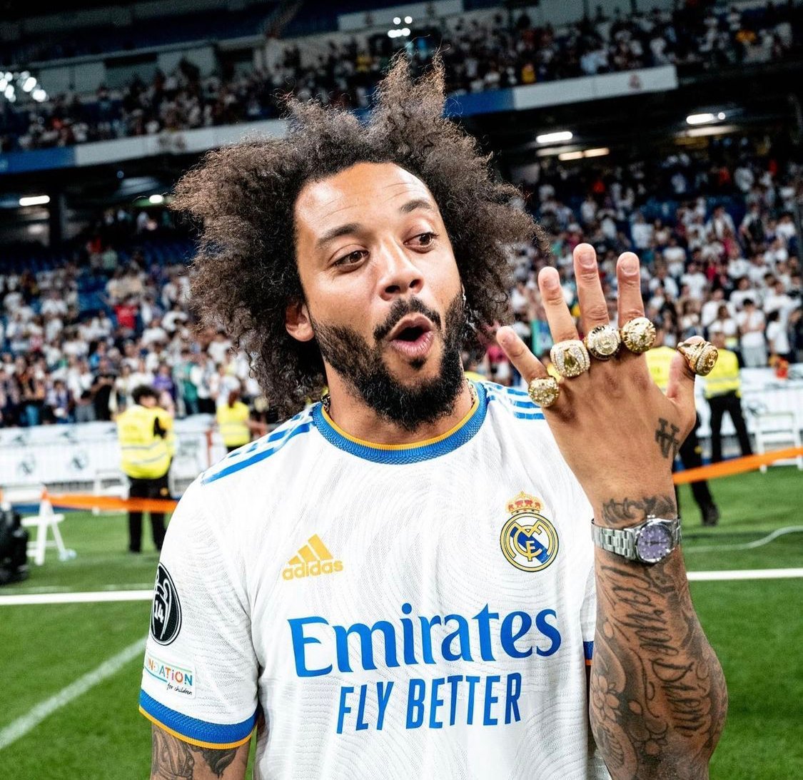 MadridXtra's tweet photo. Marcelo flexing his 5 UCL rings. 🥶🤍 https://t.co/Aovxs3VQQ0