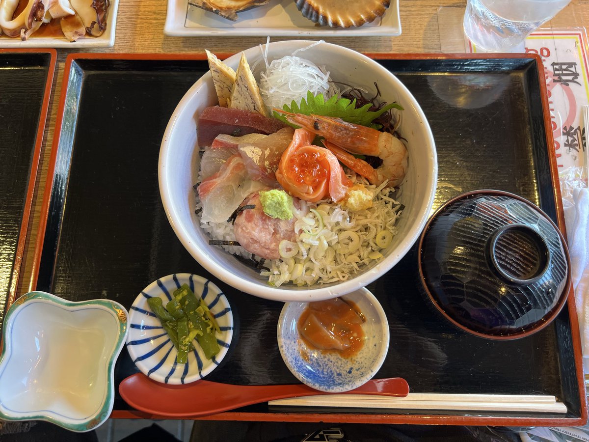 bek_kou's tweet photo. 先日江ノ島に行きました。
楽しかったです。
これは私の海鮮丼と、旦那のシラスのかき揚げ丼(躍動感)です。 https://t.co/VMYzJg1cAB