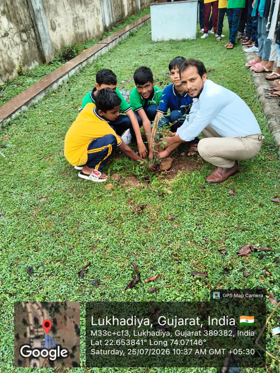 EMRSLUKHADIYA's tweet photo. Plantation drive (ek ped maa ke nam)#nests#MoTA#PA_TASP_dahod# https://t.co/J4JVpGeGUo